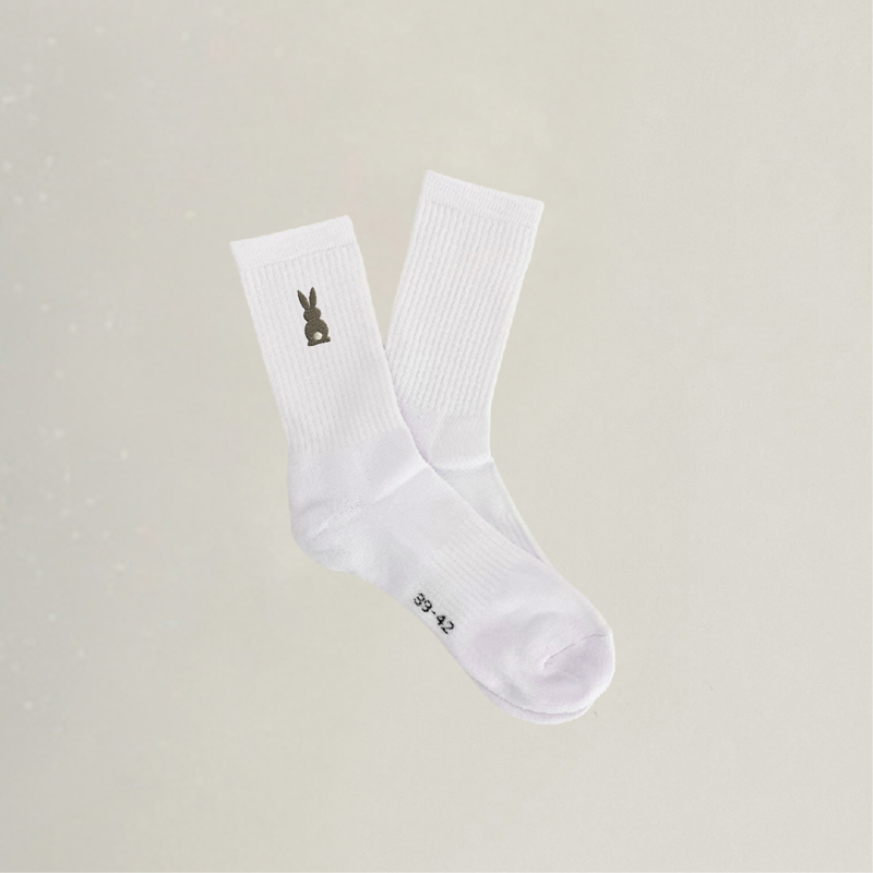 Bestickte Socken mit Hase in beige