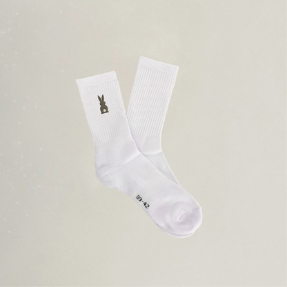 Bestickte Socken mit Hase in beige