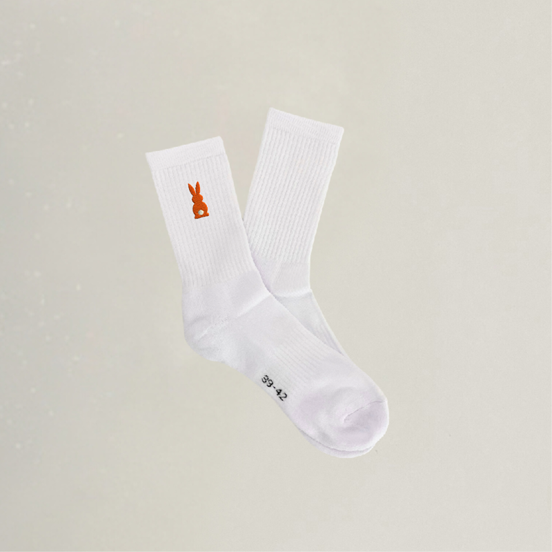 Bestickte Socken mit Hase in orange