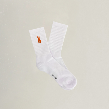 Bestickte Socken mit Hase in orange