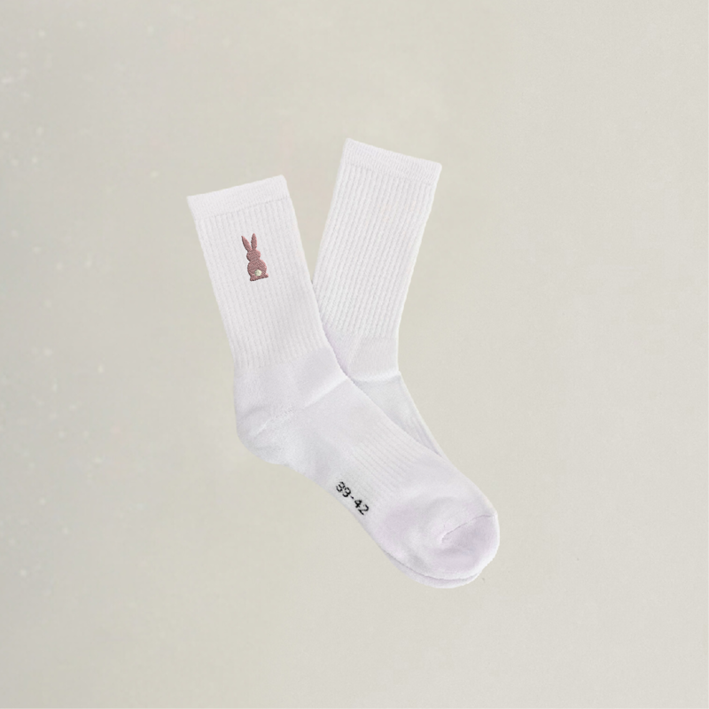 Bestickte Socken mit Hase in rosa