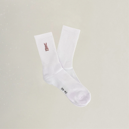 Bestickte Socken mit Hase in rosa