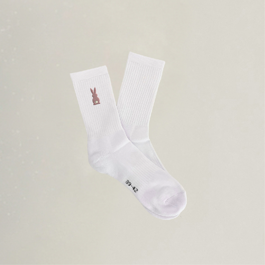 Bestickte Socken mit Hase in rosa