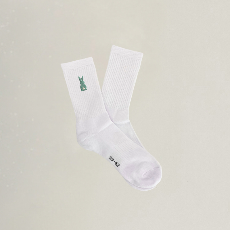 Bestickte Socken mit Hase in mint