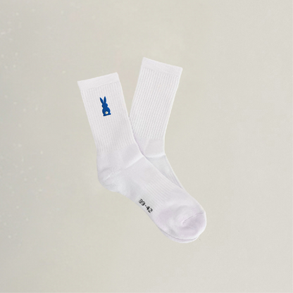 Bestickte Socken mit Hase in blau