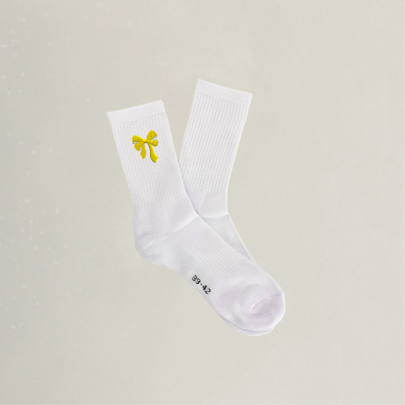 Bestickte Socken mit Schleife in gelb