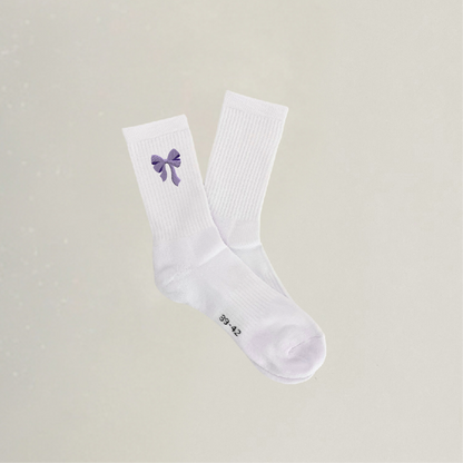 Bestickte Socken mit Schleife in flieder