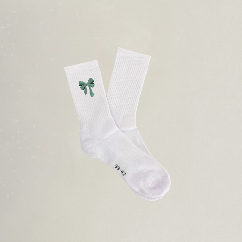 Bestickte Socken mit Schleife in mint