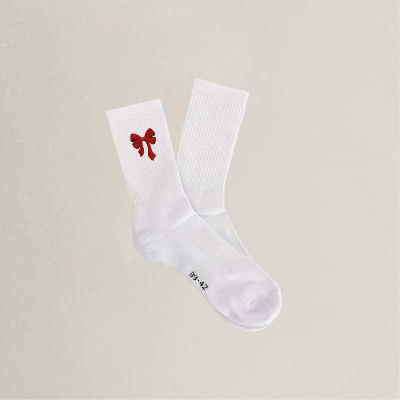 Bestickte Socken mit Schleife in rot